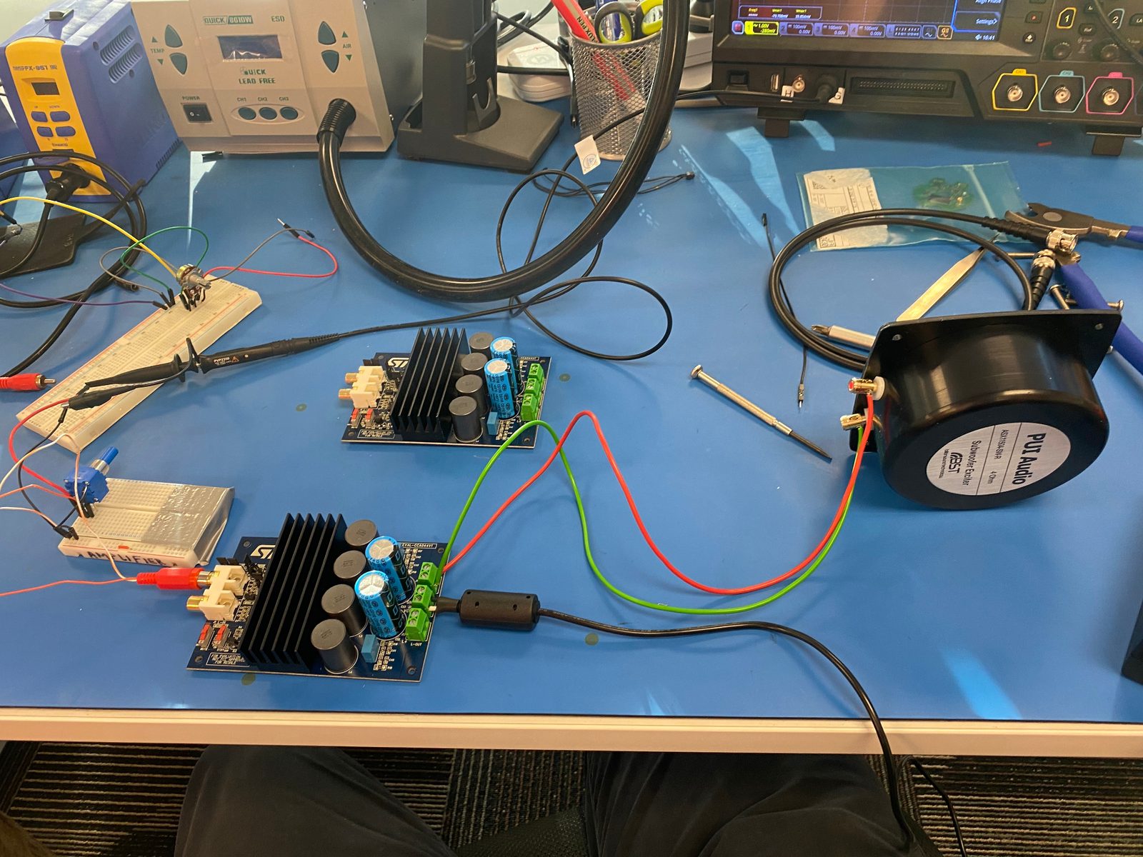 Bass-shaker exciter and amplifier test bench driving the vibratory conveyor prototype